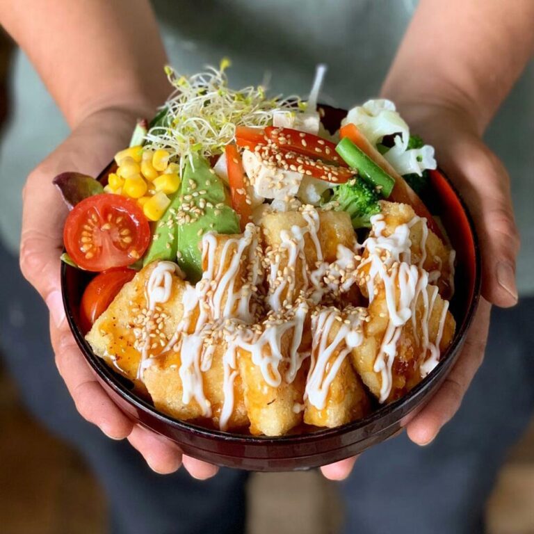 Vegan restaurants on the Gold Coast: vibrant tofu salad bowl from Izakaya Midori